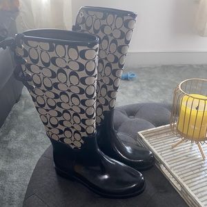 BLACK/GRAY LACE UP COACH BOOTS.